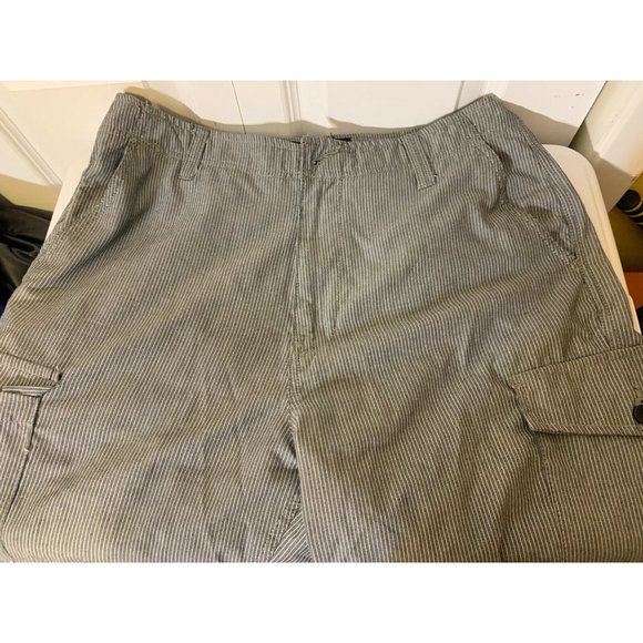 Champs Sports Gear Men's Sz 34 Gray Striped Shorts - Picture 6 of 7